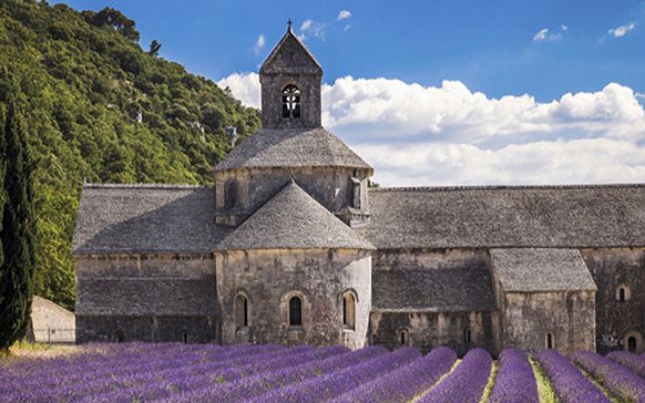 L Abbaye Notre Dame De Senanque Gordes Bonnieux Und Lourmarin Villasud